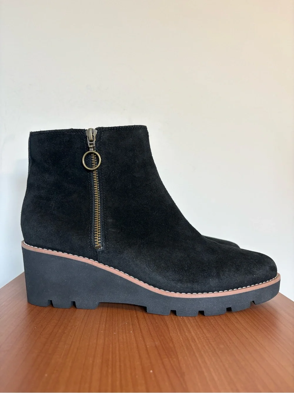Vionic Hazal Water Repellent Suede Ankle Boots Wedge Heel US Women's size 9.5